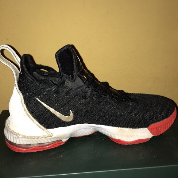 Lebron 16 Breds - Picture 5 of 9